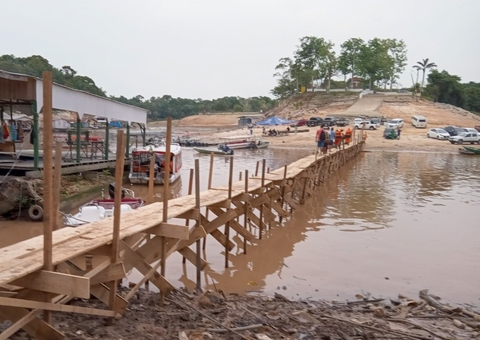 Com seca dos rios, ponte é construída na marina do Davi em Manaus