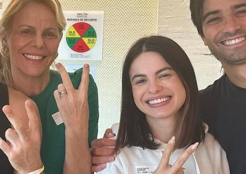 Kayky Brito aparece pela primeira vez em foto com família após alta hospitalar