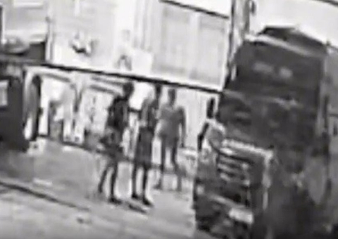 Bebê de 1 ano é salvo por bombeiro após engasgar com bala; vídeo