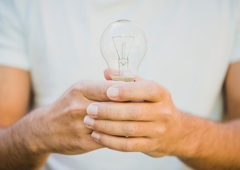 Foragido por estupro é preso após enfiar lâmpada no ânus e pedir ajuda da polícia