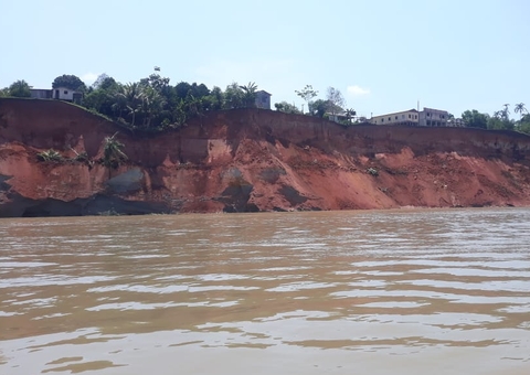 Desbarrancamento de terra engole casas e mata moradores no Amazonas 