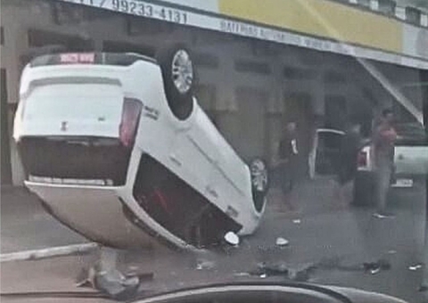 Táxi capota durante acidente em cruzamento de Manaus; vídeo