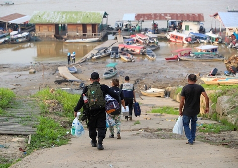 Ajuda humanitária é enviada para desabrigados após desbarrancamento no Amazonas