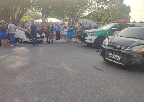 Vídeo: Carro capota em acidente de trânsito na Compensa em Manaus