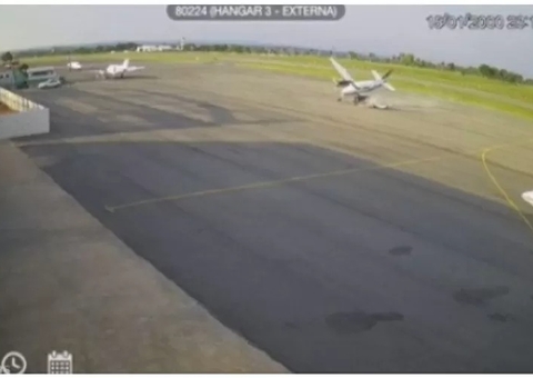 Avião derrapa em pista, explode e deixa dois mortos em Aeroporto