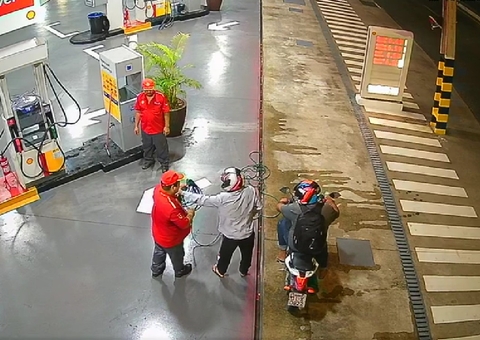 Dupla assalta frentistas em posto de combustíveis em Manaus; vídeo