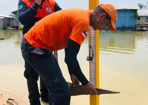 Defesa Civil do Amazonas instala réguas para monitorar nível dos rios em Carauari