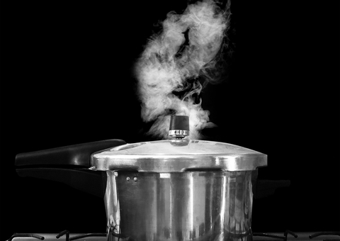 Cozinheira morre após panela de pressão explodir 