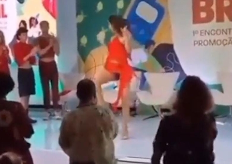 De fio dental, mulher faz dança sensual durante evento do Ministério da Saúde