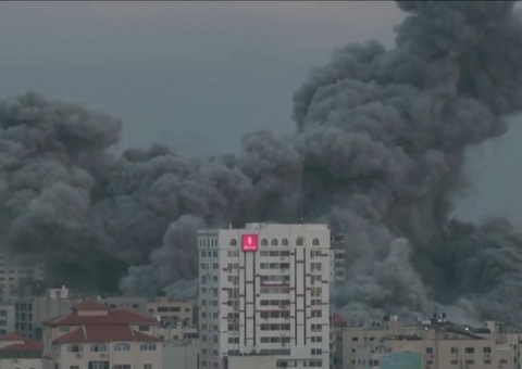 Prédio cai ao ser atingido por bombardeio em Gaza; vídeo