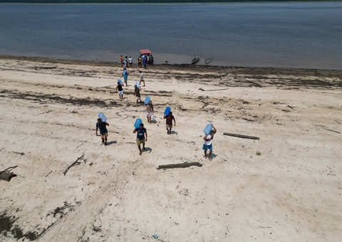 Mais de 400 famílias de área rural de Manaus recebem ajuda durante seca dos rios