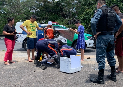 Entregador fica ferido em acidente entre carros e motocicleta em Manaus