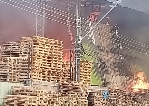 Incêndio destrói fábrica de paletes em Manaus; vídeos