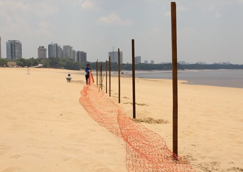 Cerca é instalada na praia da Ponta Negra em Manaus