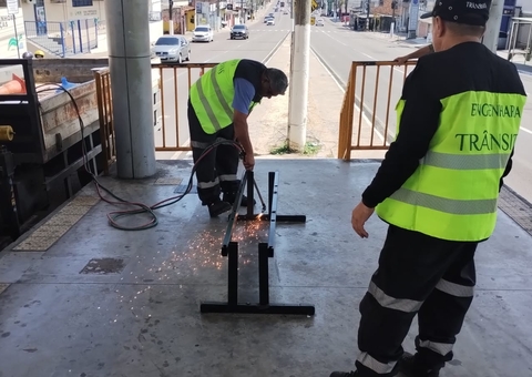 Bancos em paradas de ônibus são destruídos em atos de vandalismo em Manaus