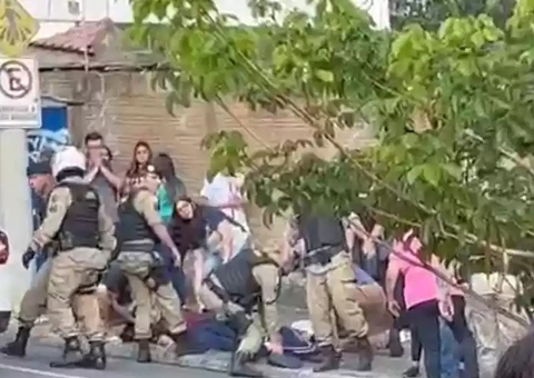 Ex-aluno invade escola e ataca estudantes com faca