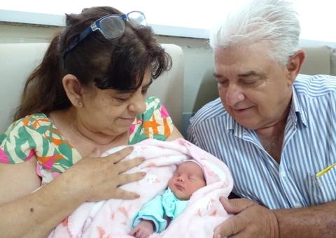Mulher de 60 anos dá à luz e realiza sonho de ter segunda filha: 'nos chamaram de loucos' 
