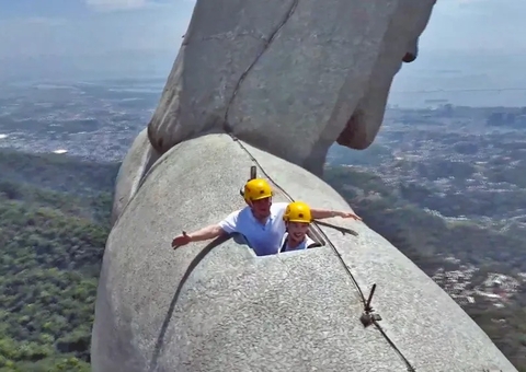 Aos 88 anos, Renato Aragão volta a subir estátua do Cristo Redentor 