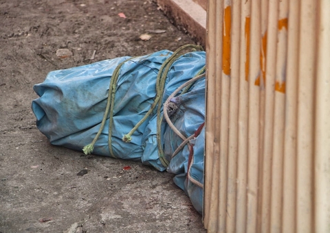 Enrolado em lona, corpo de homem é encontrado na frente de vila em Manaus 