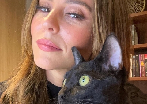Paolla Oliveira faz apelo contra maus-tratos a gatos pretos na sexta-feira 13