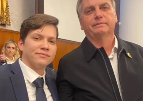 Bolsonaro conversa com mãe da influenciadora Karol Eller, morta aos 36