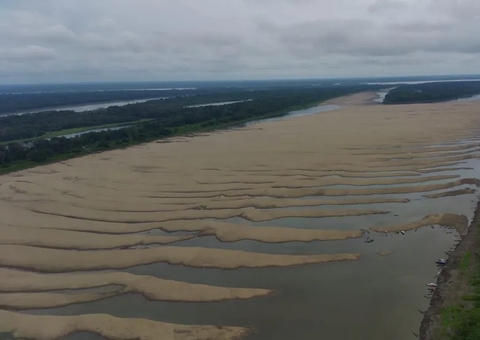 Rio Solimões vira deserto e indígenas adoecem bebendo água contaminada