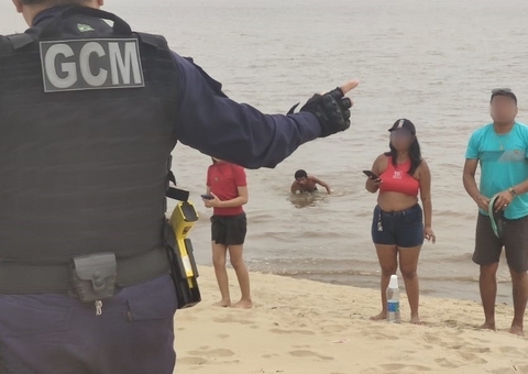 Banhistas descumprem interdição e entram em rio na Ponta Negra mesmo com riscos
