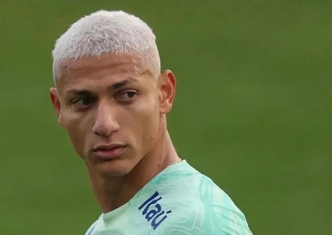 Diniz barra Richarlison na seleção e testa novo lateral-esquerdo