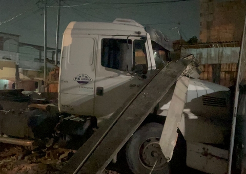 Após bebedeira, motorista tenta estacionar caminhão e destrói casa em Manaus; vídeo