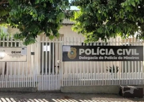 Mulher finge pedir remédio, mas liga para polícia e denuncia violência doméstica