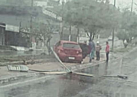 Carro desliza na pista e atinge poste durante acidente em Manaus