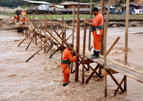 Ponte arrastada por enxurrada de lixo é reconstruída em Manaus 