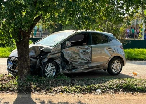 Professor morre ao ter carro atingido por picape em acidente no Amazonas 