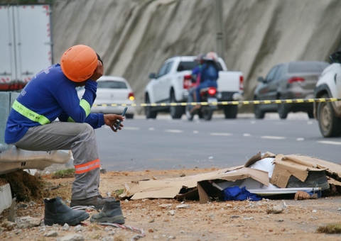 Caminhão esmaga funcionário e arranca outro do alto de poste em acidente em Manaus