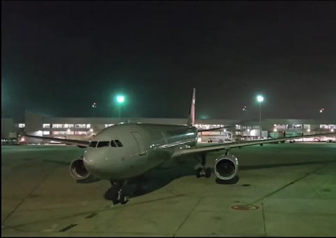 Último voo com brasileiros resgatados de Israel chega no Rio de Janeiro