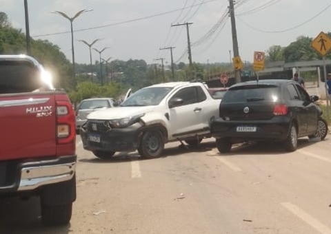 Acidente com dois carros deixa avenida bloqueada em Manaus; vídeos
