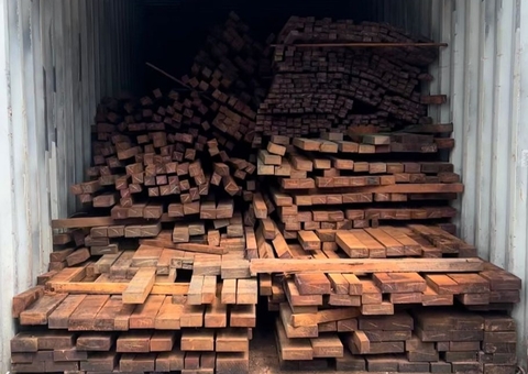 PF doa madeiras apreendidas para construção de casas em Manaus