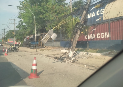 Carro bate em poste durante acidente e estrutura fica pendurada por fios em Manaus