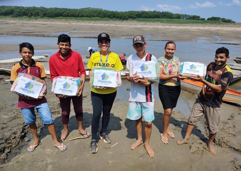 Sem ir à escola por causa da seca, mais de 3 mil alunos recebem cestas básicas no Amazonas