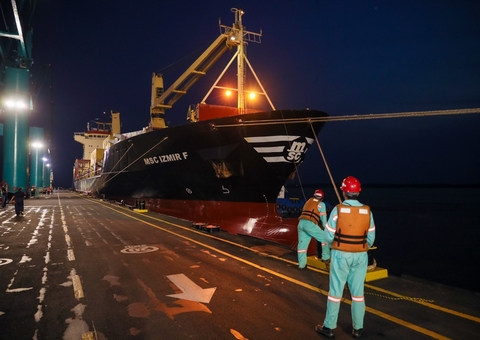 Navio abastecido com insumos para a Zona Franca chega a Manaus