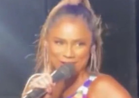 Lexa aparece de mãos dadas com ator e anuncia que não está solteira