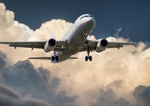Piloto tentar desligar motores de avião com mais de 80 a bordo e é preso