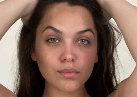 Influencer lucra R$ 3 milhões mostrando as axilas peludas na internet