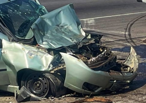 Carro fica despedaçado em acidente com caçamba em Manaus; 4 ficam feridos