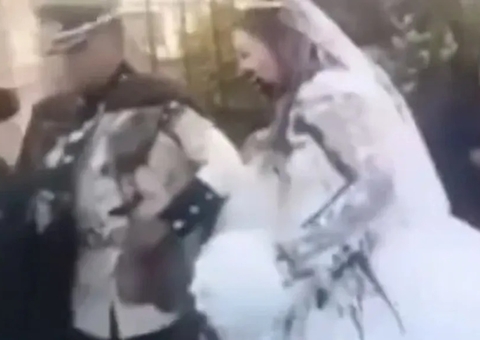Ex que foi abandonada se vinga jogando fezes em noivos na saída do casamento