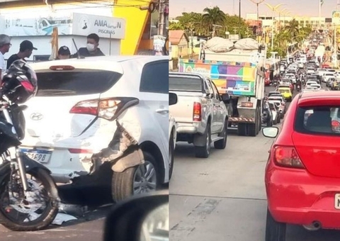 Acidente entre carro e motocicleta causa congestionamento em avenida de Manaus