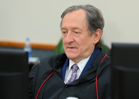 Desembargador manda Pleno do TCE-AM julgar pedido de afastamento de Ari Moutinho