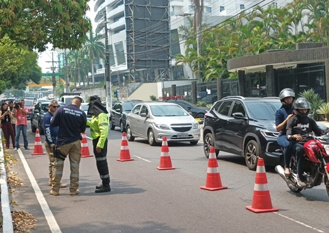 Homem morre ao tropeçar em avenida e ser atropelado por carro em Manaus