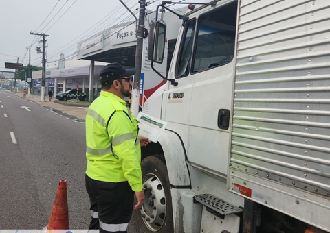 Veículos pesados são multados circulando em áreas proibidas em Manaus