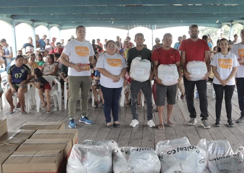 Sesc Amazonas entrega doações para famílias atingidas pela seca no Careiro da Várzea